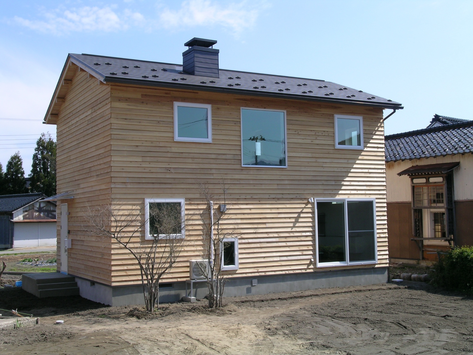 板張り外観と薪ストーブが似合う、心温まる住まい