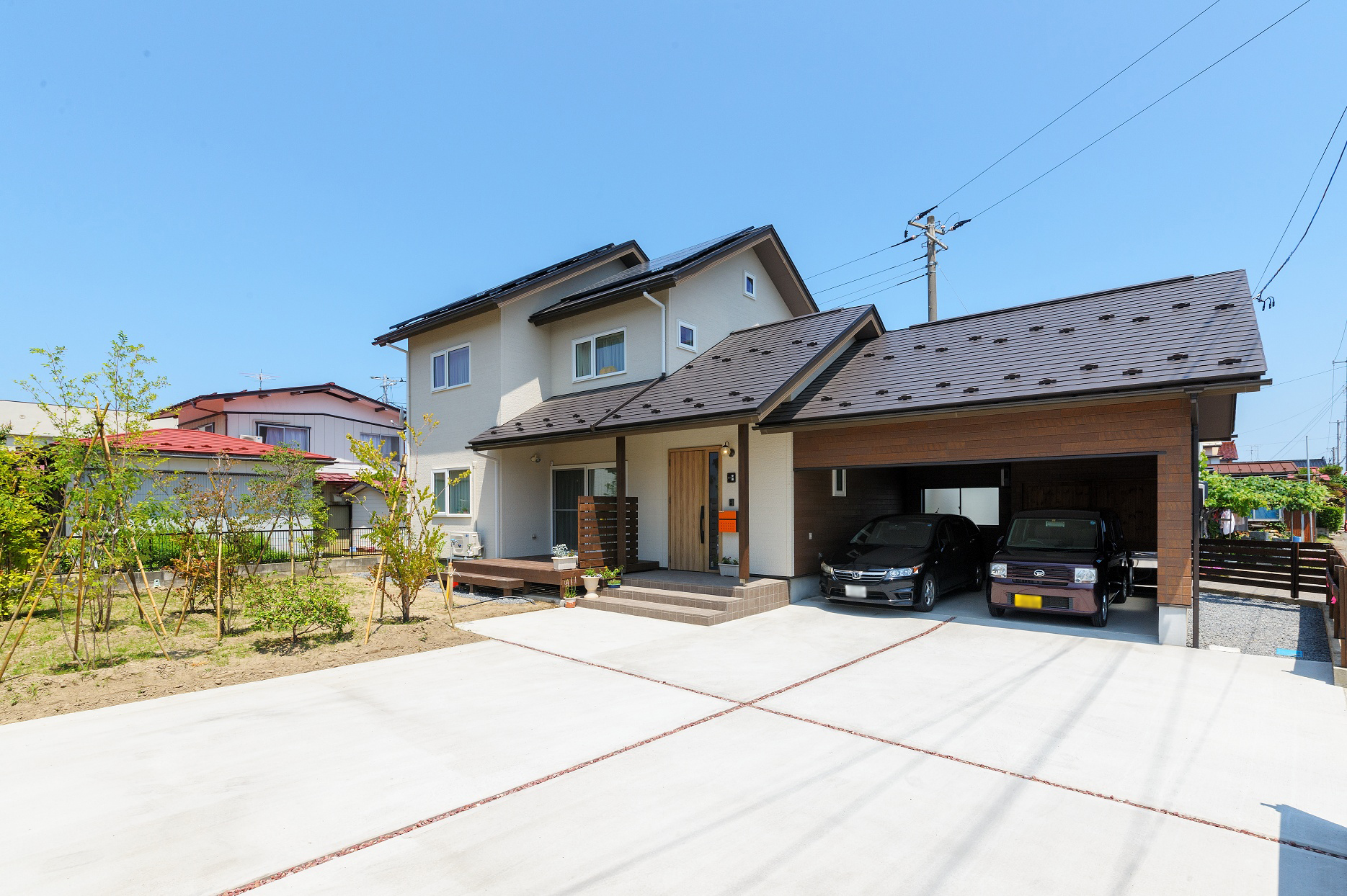 自然と調和する、ビルトインガレージのある住まい