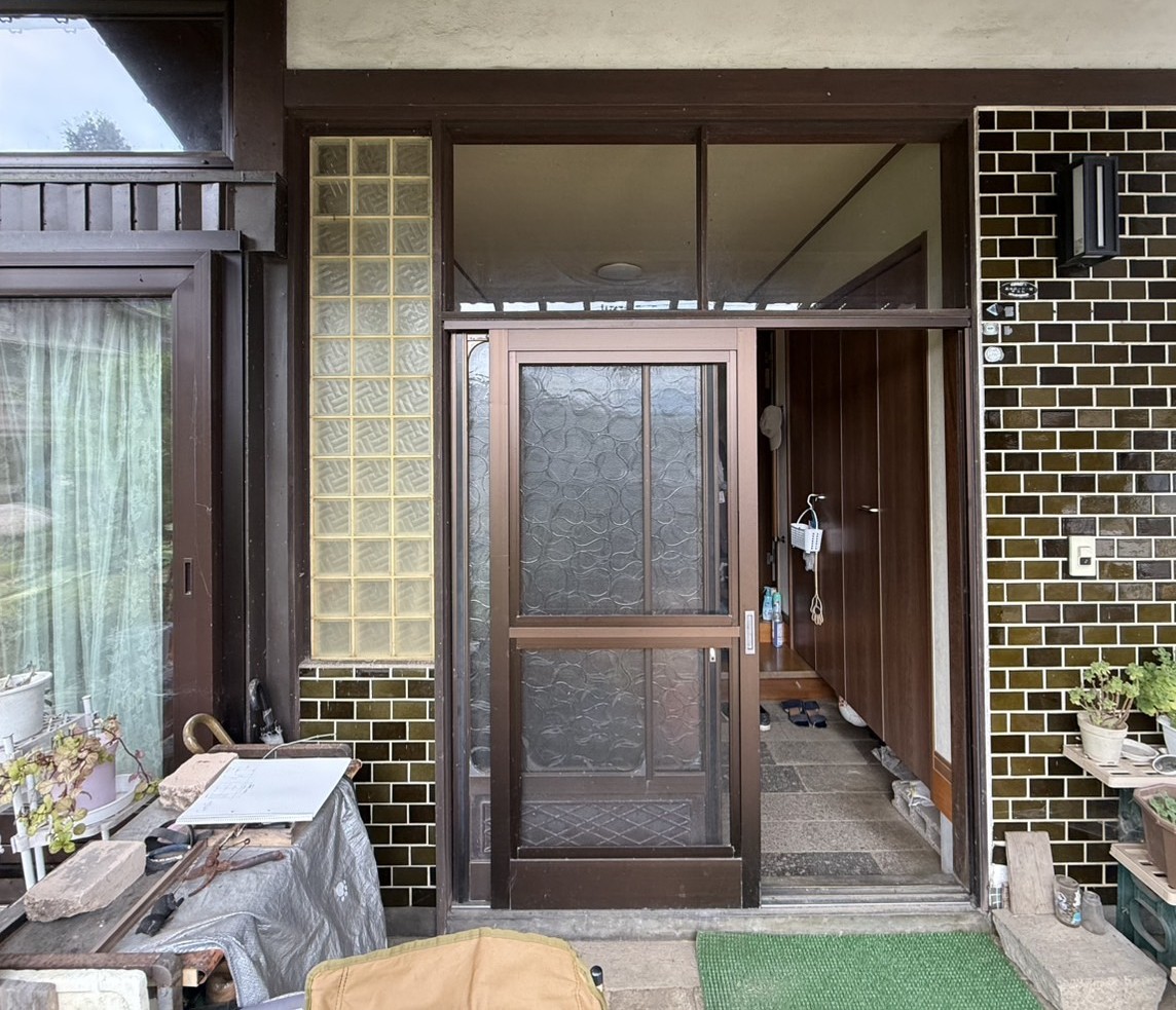 鶴岡市水沢地内/玄関戸入替工事(段差解消)　介護住宅改修補助金